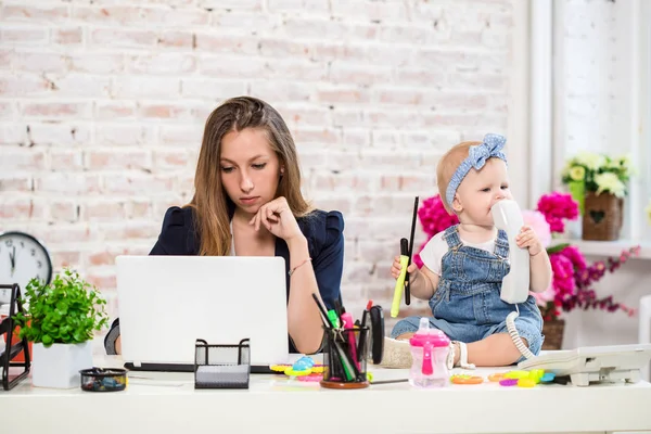 İş kadını anne kadın bilgisayarda çalışan bir kızı ile
