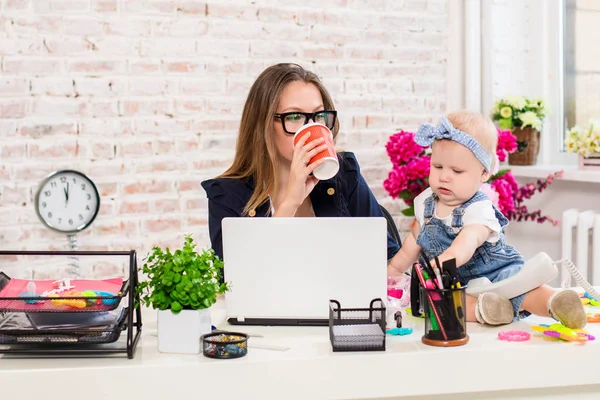 Бизнесвумен мать женщина с дочерью, работающей за компьютером — стоковое фото