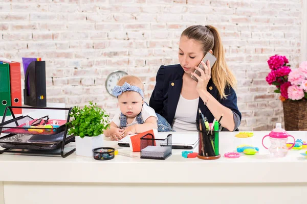 Aile iş - iş kadını evden ve anne çocuk ile bir telefon görüşmesi yapma — Stok fotoğraf