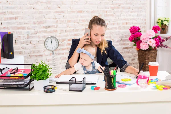 Aile iş - iş kadını evden ve anne çocuk ile bir telefon görüşmesi yapma — Stok fotoğraf