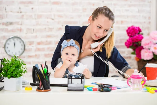 Rodinný podnik - telecommute podnikatelka a matka s dítětem je zavolání, co¾ — Stock fotografie