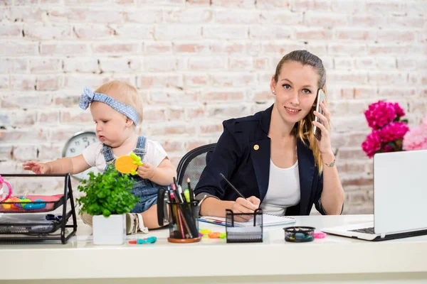 Empresa familiar - telecomutação Empresária e mãe com filho está fazendo um telefonema — Fotografia de Stock