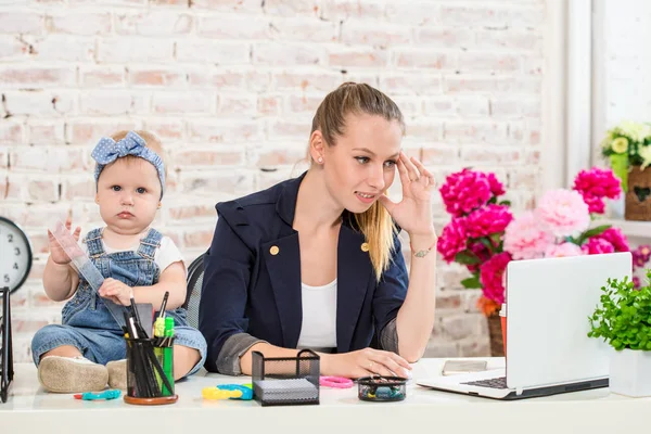 Бізнес-леді мати жінка з дочкою, що працює в ноутбуці — стокове фото