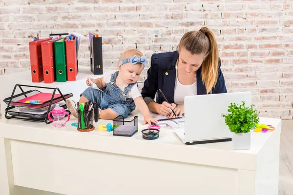 Бизнесвумен мать женщина с дочерью, работающей на ноутбуке — стоковое фото