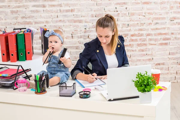 Mulher de negócios mãe mulher com uma filha trabalhando no laptop — Fotografia de Stock