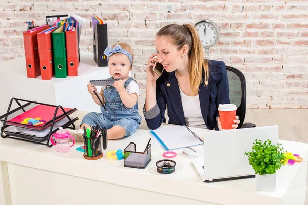 Empresa familiar - teletrabajo Empresaria y madre con el niño está haciendo una llamada telefónica — Foto de Stock