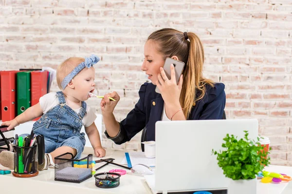 Семейный бизнес - телекоммуникационная женщина и мать с ребенком делают телефонный звонок — стоковое фото