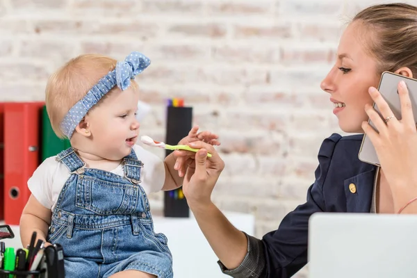 Empresa familiar - telecomutação Empresária e mãe com filho está fazendo um telefonema — Fotografia de Stock