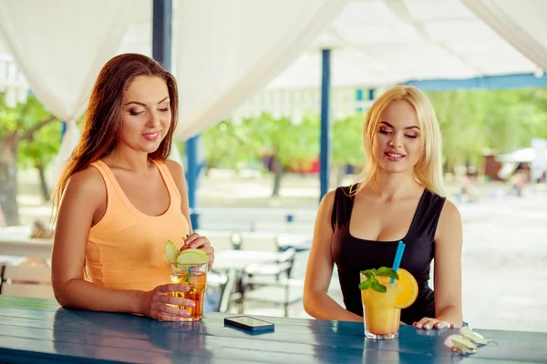 İki kız arkadaş eğlenceli yaz aylarında açık olan. Tatilde kokteyl bardak kadınlarla