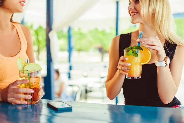 Kadın el açık terasında kokteyl sırasında yaz saati içinde bar