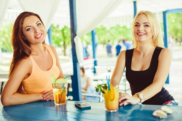 İki kız arkadaş eğlenceli yaz aylarında açık olan. Tatilde kokteyl bardak kadınla