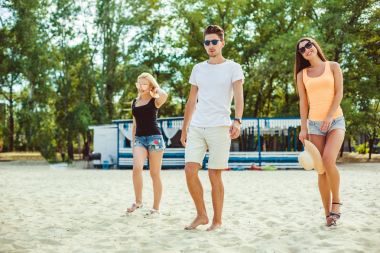 Komik gençler kumsalda güneş gözlüğü. Arkadaşlar birlikte.