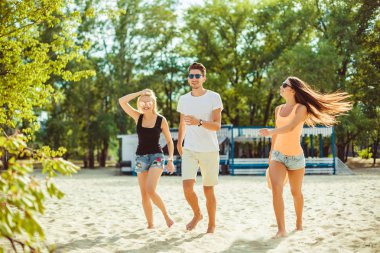 Komik gençler kumsalda güneş gözlüğü. Arkadaşlar birlikte.