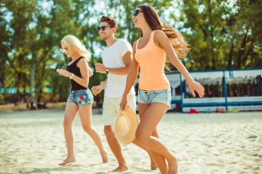 Komik gençler kumsalda güneş gözlüğü. Arkadaşlar birlikte.