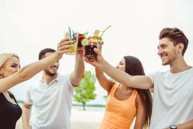 Arkadaşlar eğlenmeye barda kokteyller açık havada, içme.
