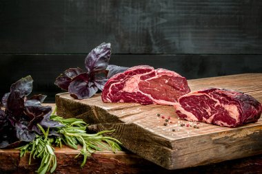 Kesme tahtası ile taze fesleğen ve biberiye fışkın taze çiğ et