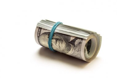 Beyaz arka plan üzerinde izole bir sarmal 100 dolarlık banknot