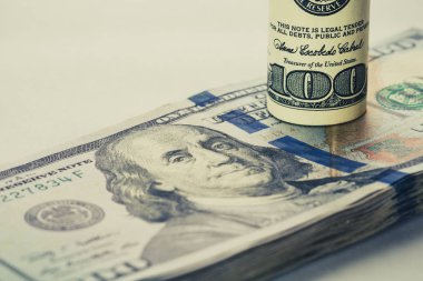 Başka bir açılı 100 doları duruyor bir sarmal 100 dolarlık banknot bill izole üzerinde beyaz arka plan