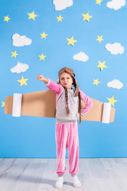 Evde oyuncak jet pack ile oynayan kız pilot. Başarı ve lider kavramı