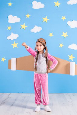 Evde oyuncak jet pack ile oynayan kız pilot. Başarı ve lider kavramı