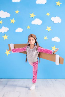 Evde oyuncak jet pack ile oynayan kız pilot. Başarı ve lider kavramı