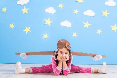 Evde oyuncak jet pack ile oynayan kız pilot. Başarı ve lider kavramı