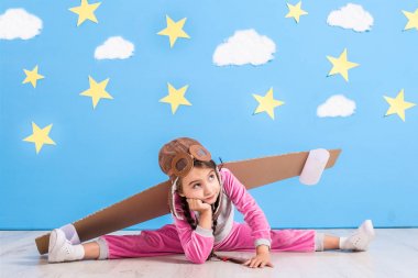 Evde oyuncak jet pack ile oynayan kız pilot. Başarı ve lider kavramı