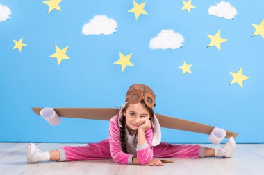 Evde oyuncak jet pack ile oynayan kız pilot. Başarı ve lider kavramı