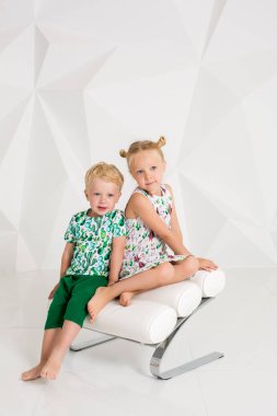 Kız kardeşi ve onun küçük kardeşi beyaz stüdyoda portresi