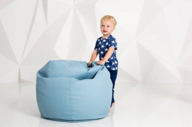 bir t-shirt ve şort beyaz bir arka plan üzerinde küçük çocuk