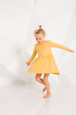 Güzel küçük model beyaz stüdyo arka plan üzerinde. Sevimli kız stüdyoda poz portresi