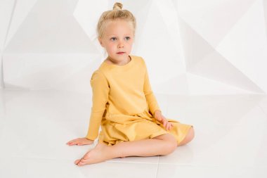 Güzel küçük model beyaz stüdyo arka plan üzerinde. Sevimli kız stüdyoda poz portresi