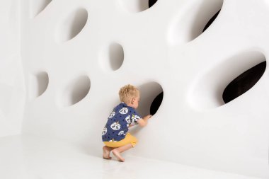 bir t-shirt ve şort beyaz bir arka plan üzerinde küçük çocuk