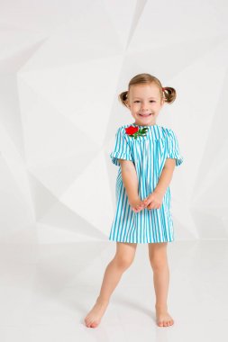 Güzel küçük model beyaz stüdyo arka plan üzerinde. Sevimli kız stüdyoda poz portresi