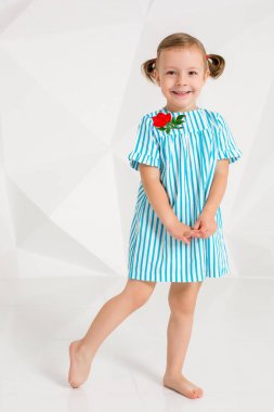 Güzel küçük model beyaz stüdyo arka plan üzerinde. Sevimli kız stüdyoda poz portresi