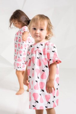 Çocuk sisters birlikte beyaz arka plan üzerinde çal