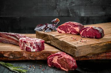 Kesme tahtası ile taze fesleğen ve biberiye fışkın taze çiğ et