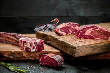 Kesme tahtası ile taze fesleğen ve biberiye fışkın taze çiğ et