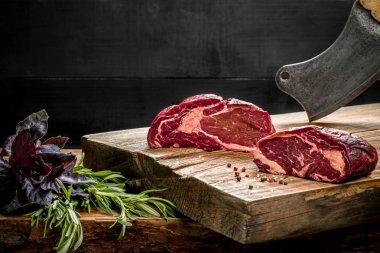 Kesme tahtası ile taze fesleğen ve biberiye fışkın taze çiğ et