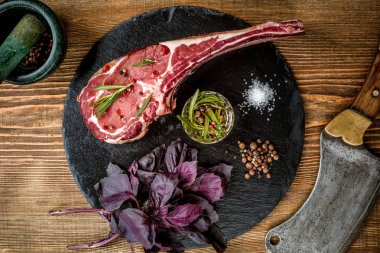 Ham tomahawk sığır eti biftek ızgara malzemelerle kuru yaşlı