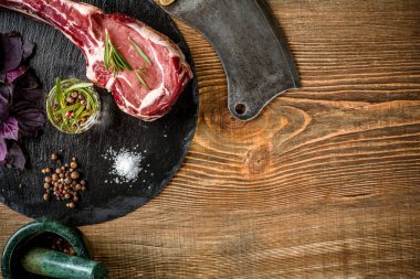 Ham tomahawk sığır eti biftek ızgara malzemelerle kuru yaşlı