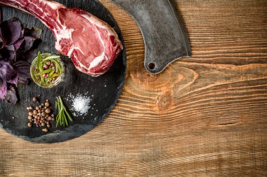 Ham tomahawk sığır eti biftek ızgara malzemelerle kuru yaşlı