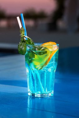 Blue lagoon bar counter arka plan yaz kokteyl bardak tatlı.