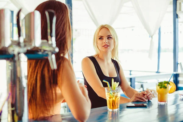 Kadın el açık terasında kokteyl sırasında yaz saati içinde bar