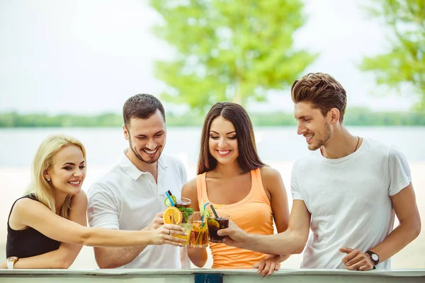 Arkadaşlar eğlenmeye barda kokteyller açık havada, içme.