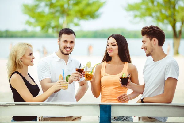 Amis s'amuser au bar à l'extérieur, boire des cocktails . — Photo
