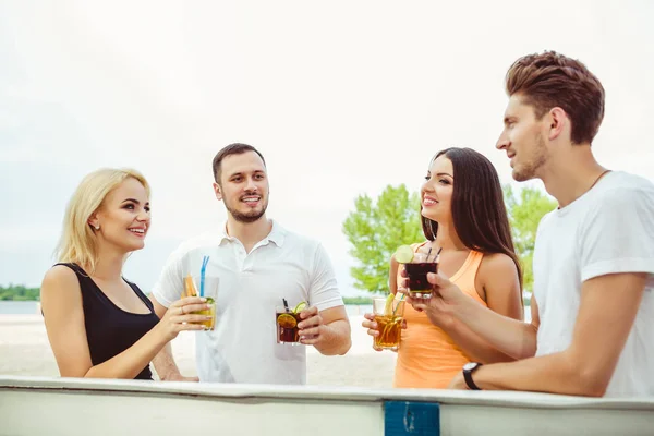 Amis s'amuser au bar à l'extérieur, boire des cocktails . — Photo