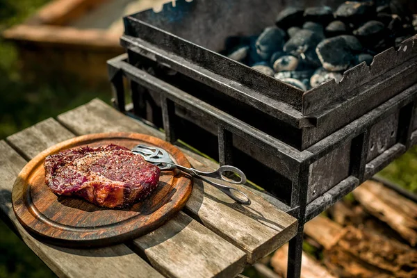 Un steak épais en bande grillé à l'extérieur — Photo