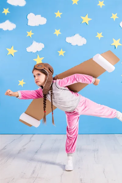 Jentepilot som leker med lekejetpakke hjemme. Suksess og ledelseskonsept – stockfoto