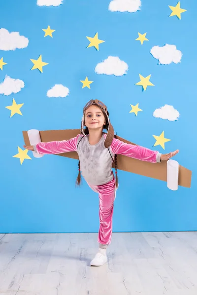 Пілот дівчини грає з іграшковим реактивним пакетом вдома. Успіх і концепція лідера — стокове фото